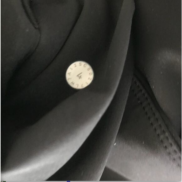 LULULEMON Shaped Away From The Body Solid Short 3" Women Sz 4 Black Athletic - Picture 9 of 13